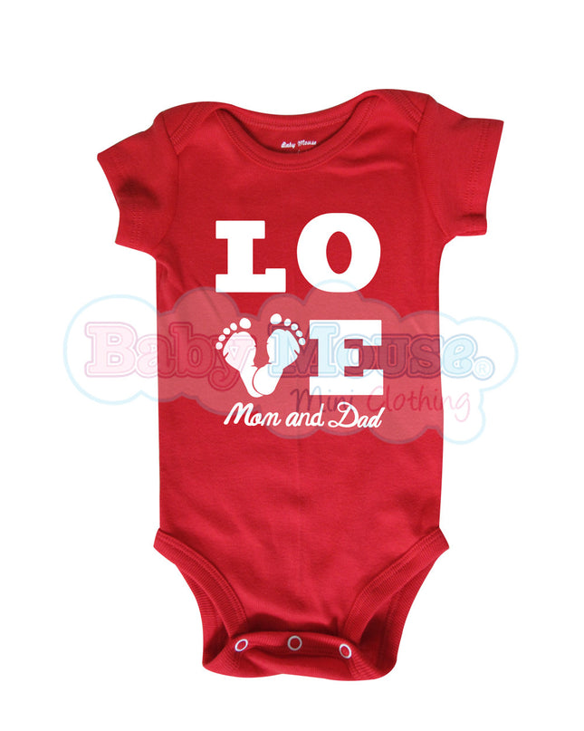 Pañalero Manga Corta Unisex. Piesitos love my mom and dad